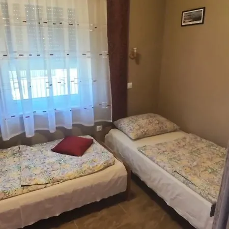 Hazafi Nyaralo Holiday home Vonyarcvashegy